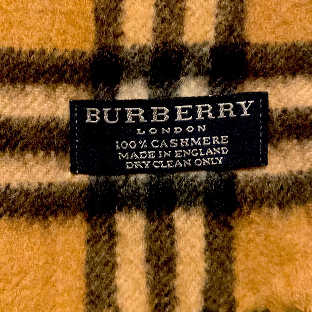 Authentic Burberry classic scarf. 100% Cashmere.